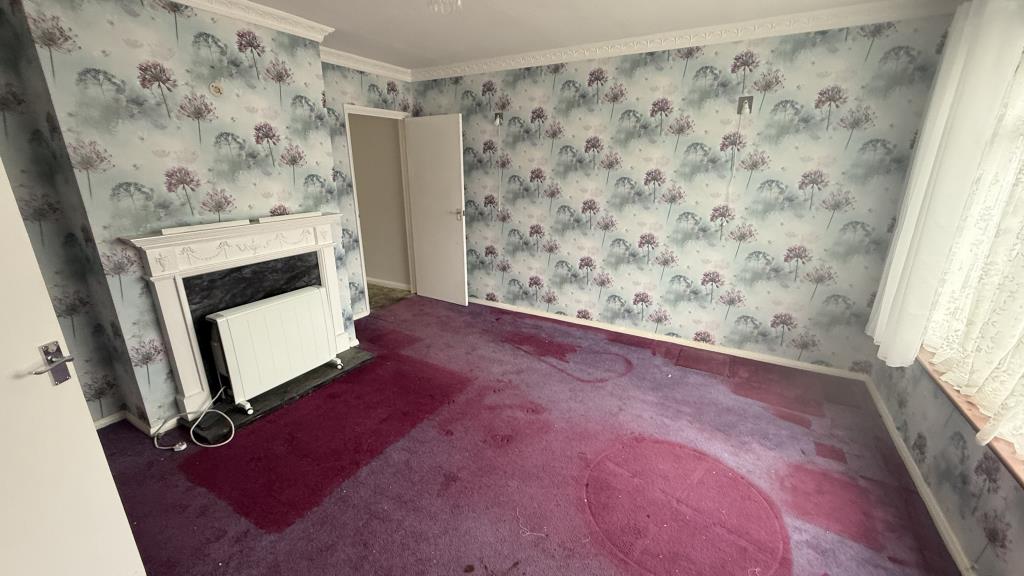 Lot: 95 - SEMI-DETACHED HOUSE FOR IMPROVEMENT - Internal image of living room